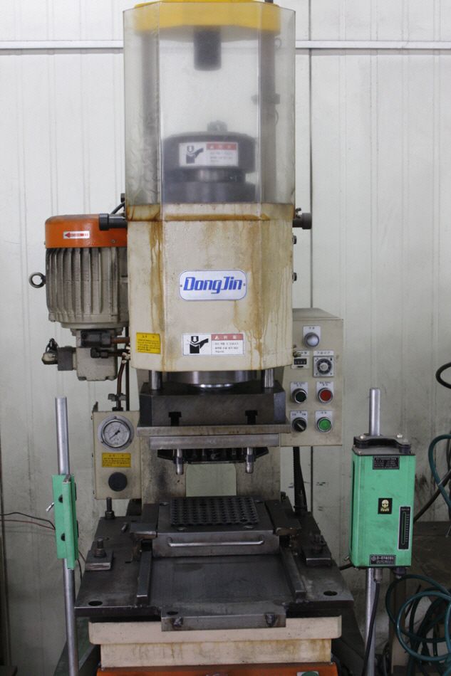 Punch press machine