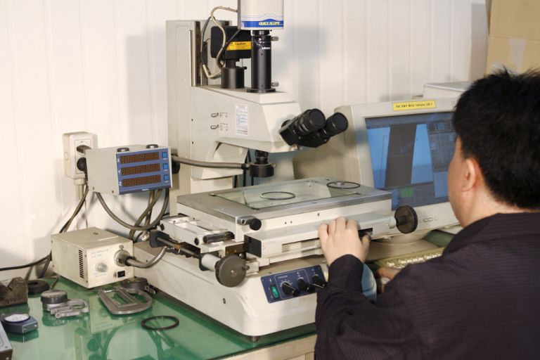 Microscope for tri-dimensional measuring machine